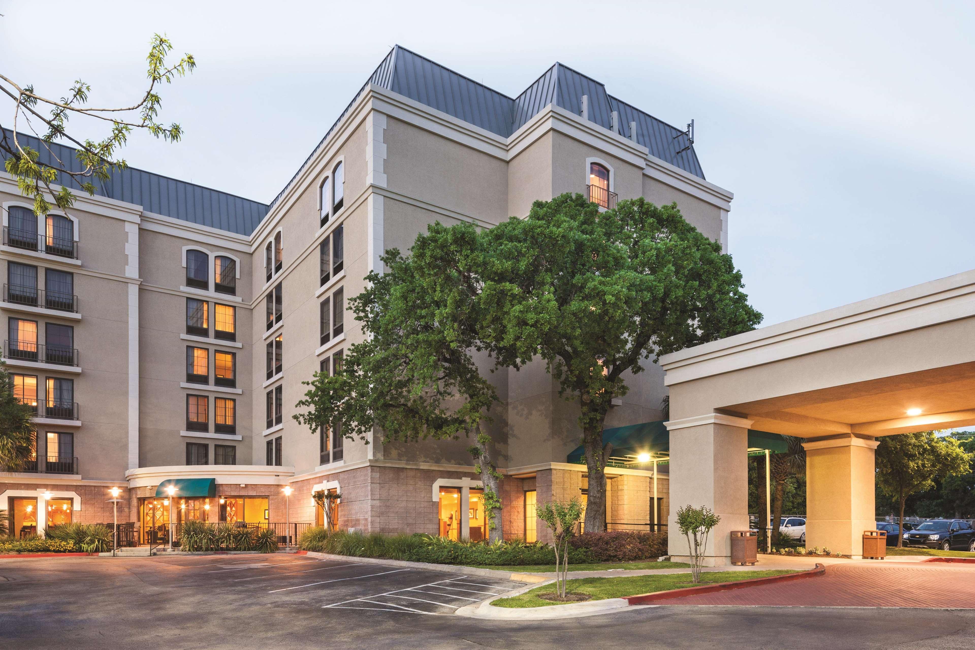 Doubletree By Hilton Austin-University Area Exterior photo
