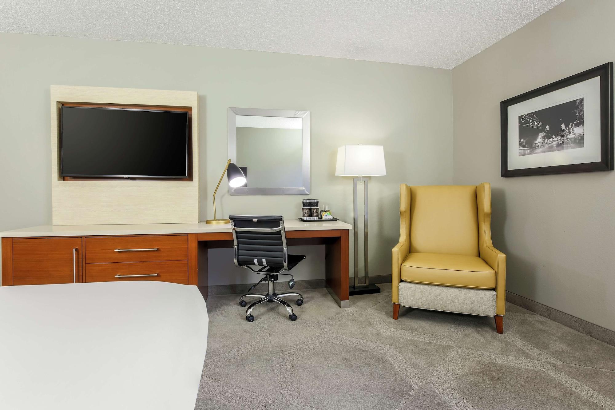 Doubletree By Hilton Austin-University Area Exterior photo