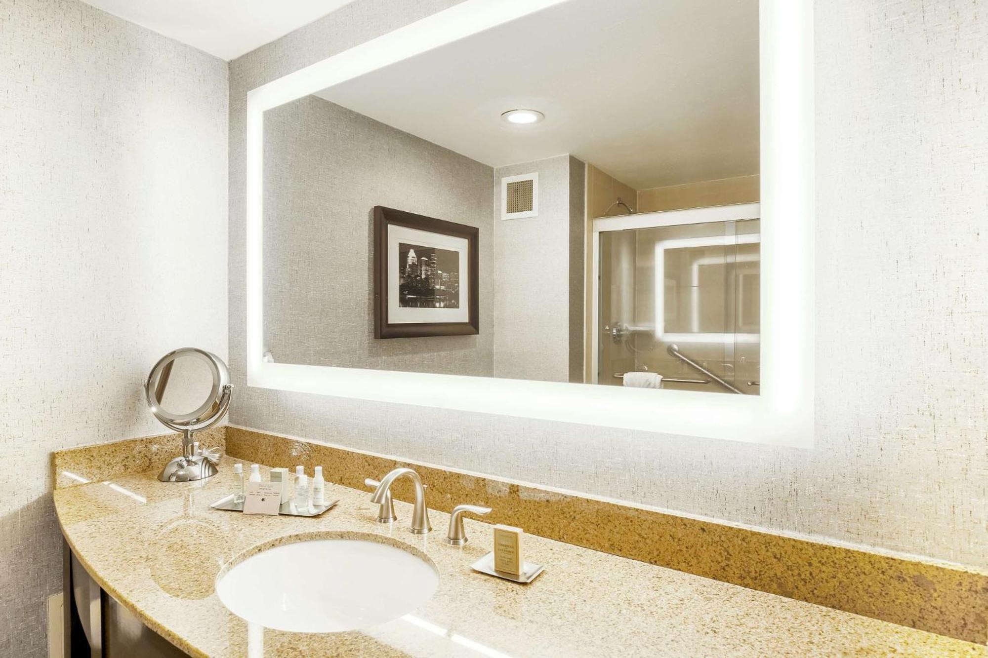 Doubletree By Hilton Austin-University Area Exterior photo